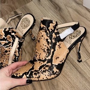 VINCE CAMUTO ANIMAL PATTERN HIGH HEELS